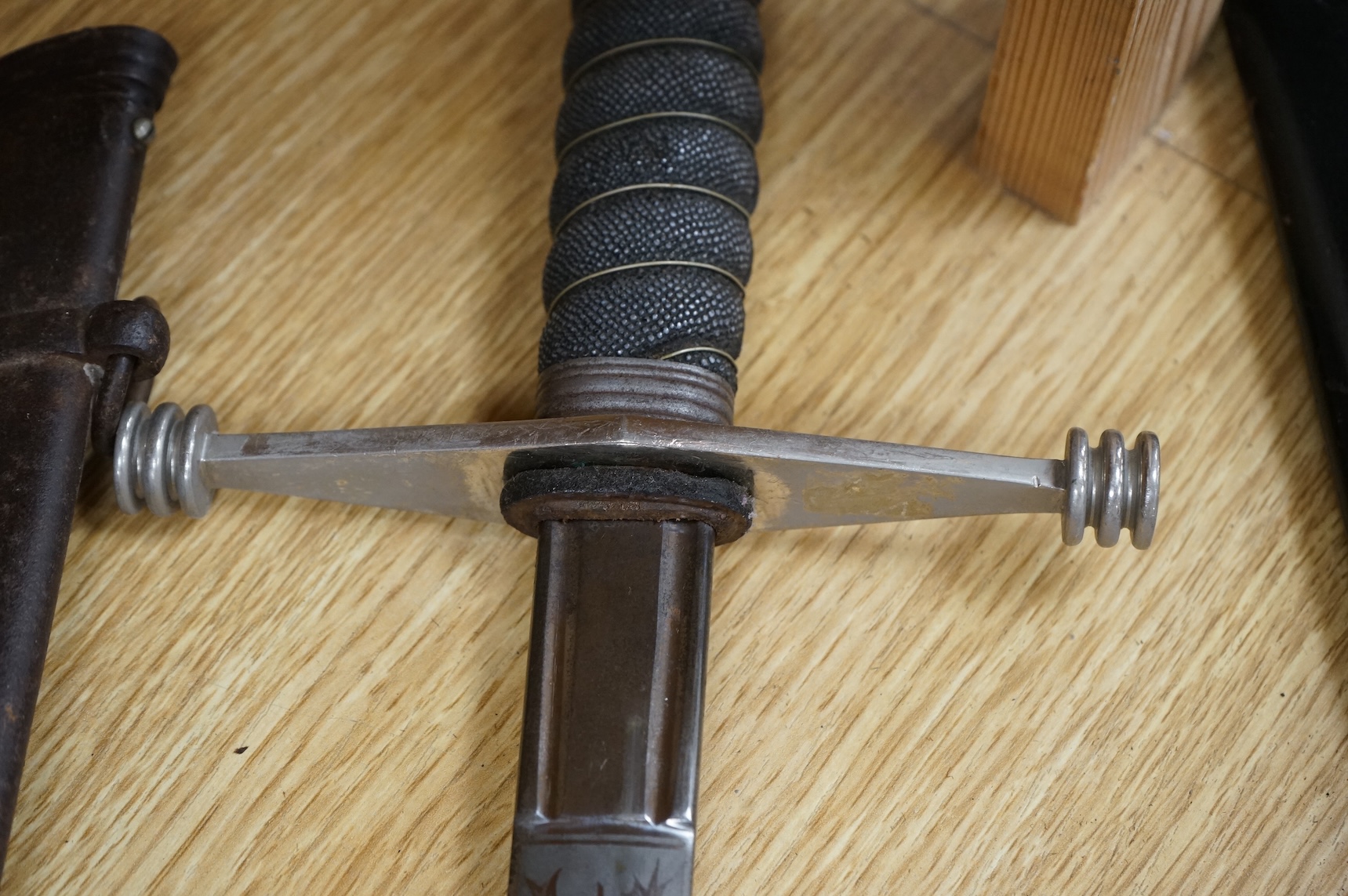 World War I Scottish infantry officer’s undress sword, etched and polished regulation blade with crowned GVR cipher and regulation cruciform hilt, in its steel scabbard